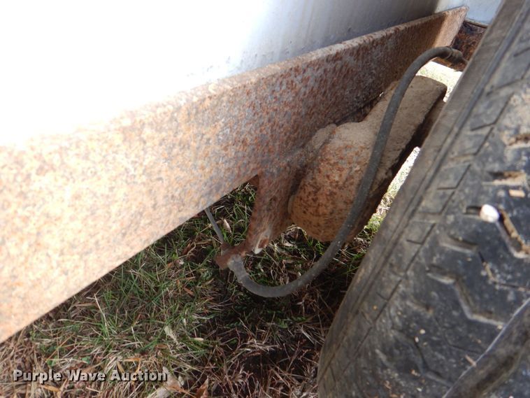 image for item MJ9826 1991 Featherlite G-2352  livestock trailer