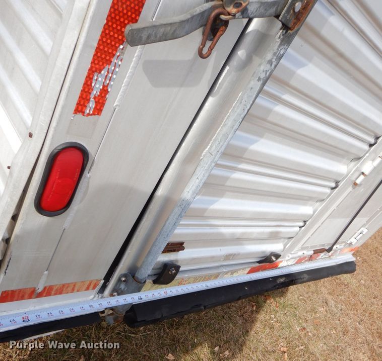 image for item MJ9826 1991 Featherlite G-2352  livestock trailer