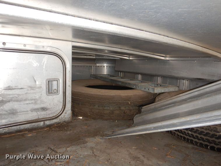 image for item MJ9826 1991 Featherlite G-2352  livestock trailer