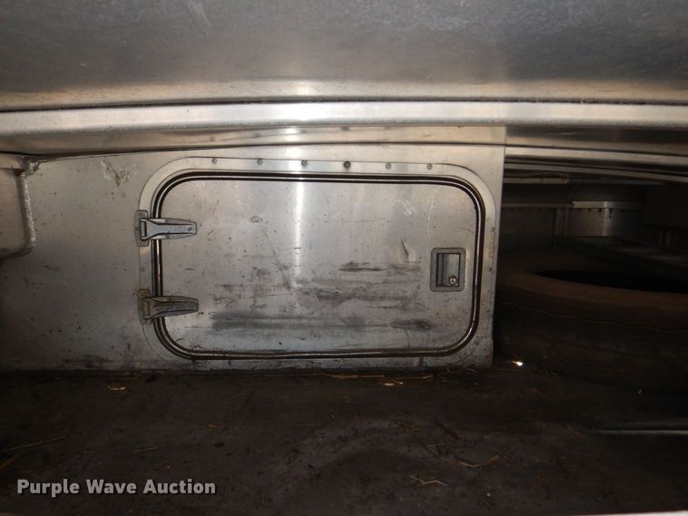 image for item MJ9826 1991 Featherlite G-2352  livestock trailer