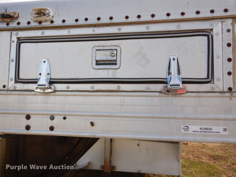 image for item MJ9826 1991 Featherlite G-2352  livestock trailer