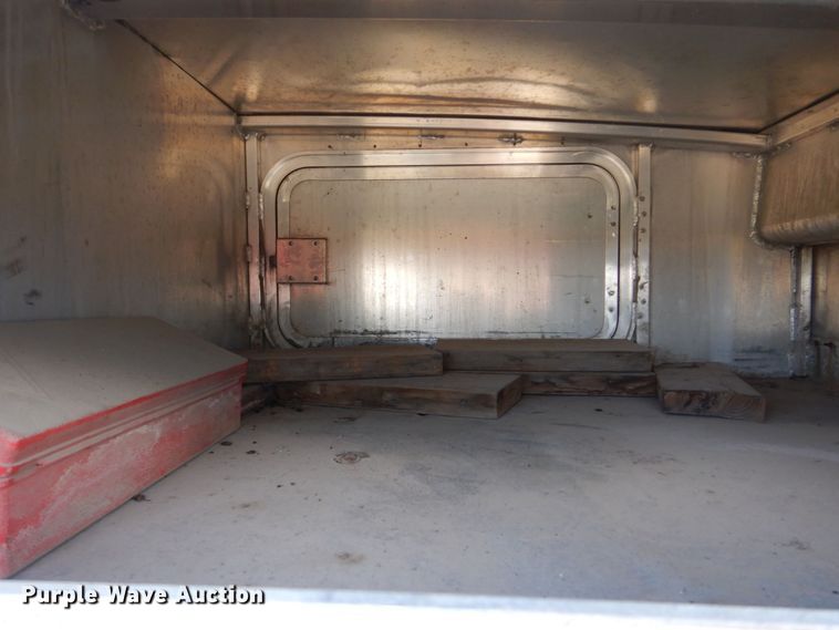 image for item MJ9826 1991 Featherlite G-2352  livestock trailer