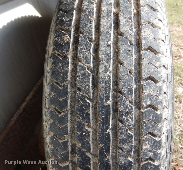 image for item MJ9826 1991 Featherlite G-2352  livestock trailer