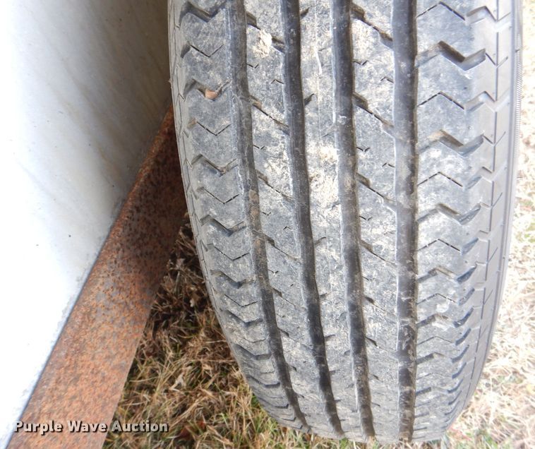 image for item MJ9826 1991 Featherlite G-2352  livestock trailer