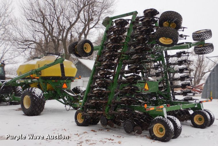 image for item MT9845 2004 John Deere 1890  air seeder