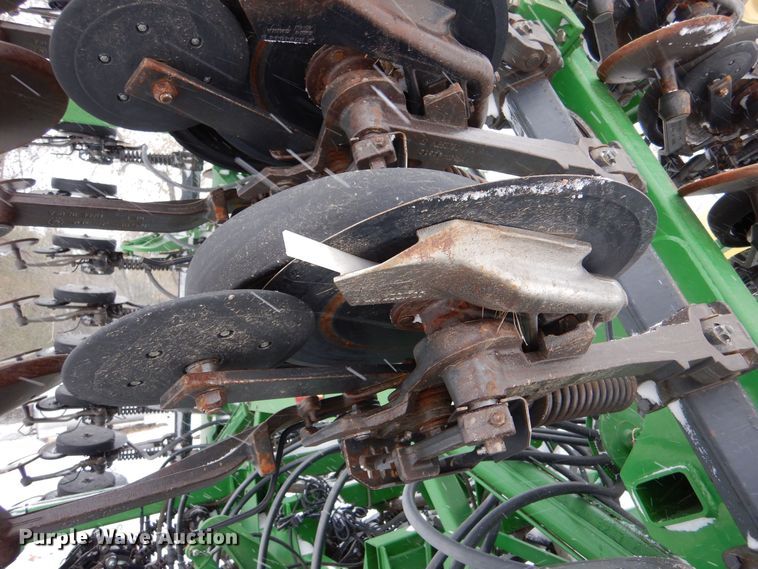 image for item MT9845 2004 John Deere 1890  air seeder