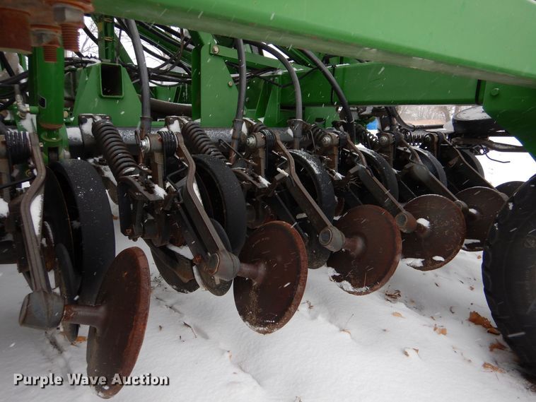 image for item MT9845 2004 John Deere 1890  air seeder