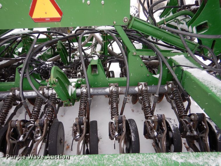 image for item MT9845 2004 John Deere 1890  air seeder