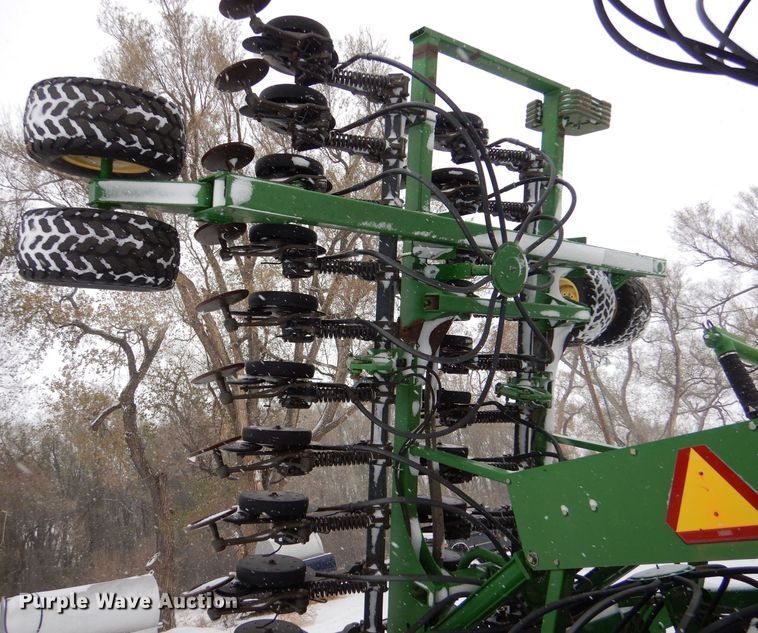 image for item MT9845 2004 John Deere 1890  air seeder