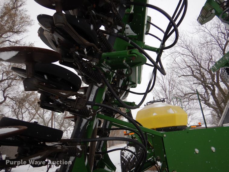 image for item MT9845 2004 John Deere 1890  air seeder