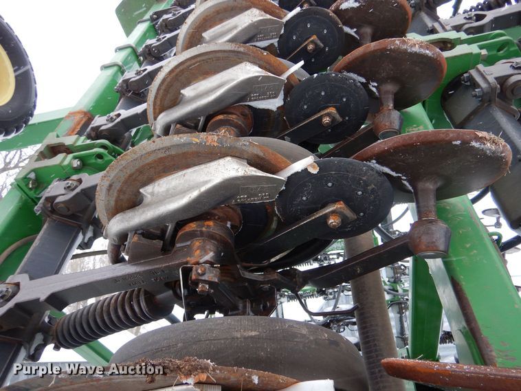 image for item MT9845 2004 John Deere 1890  air seeder