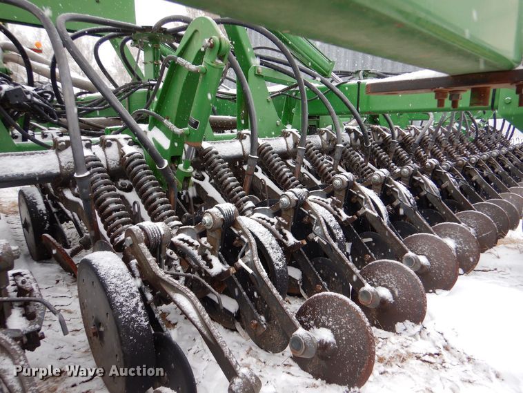 image for item MT9845 2004 John Deere 1890  air seeder