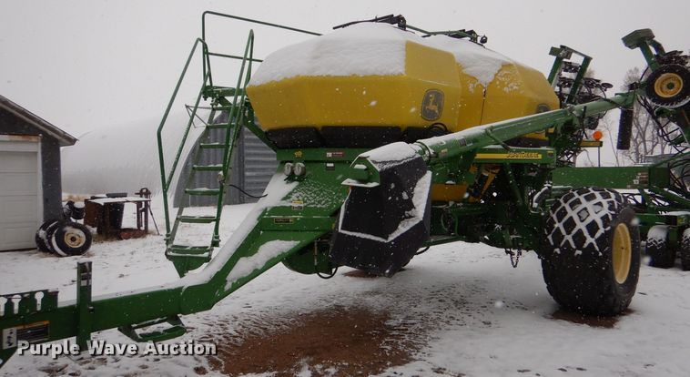 image for item MT9845 2004 John Deere 1890  air seeder