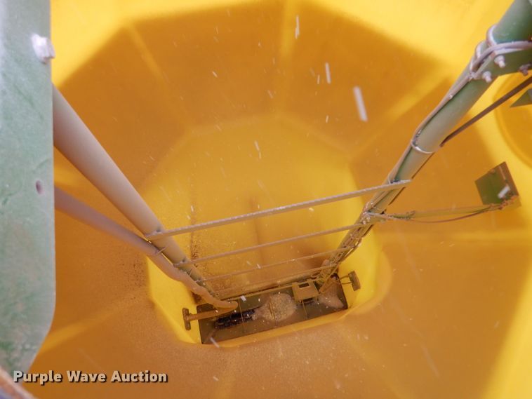 image for item MT9845 2004 John Deere 1890  air seeder