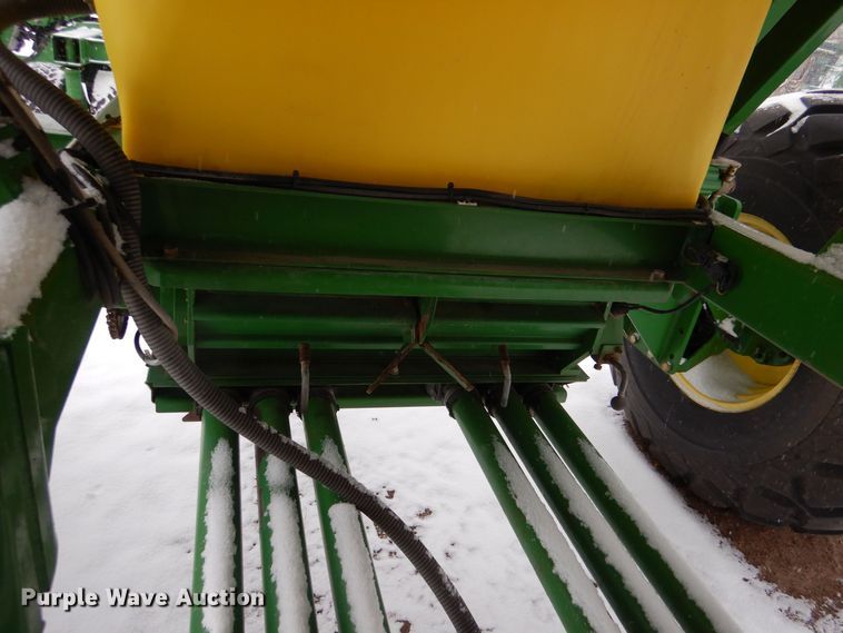 image for item MT9845 2004 John Deere 1890  air seeder
