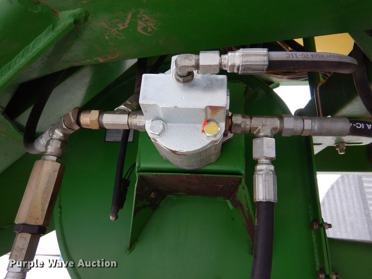 image for item MT9845 2004 John Deere 1890  air seeder