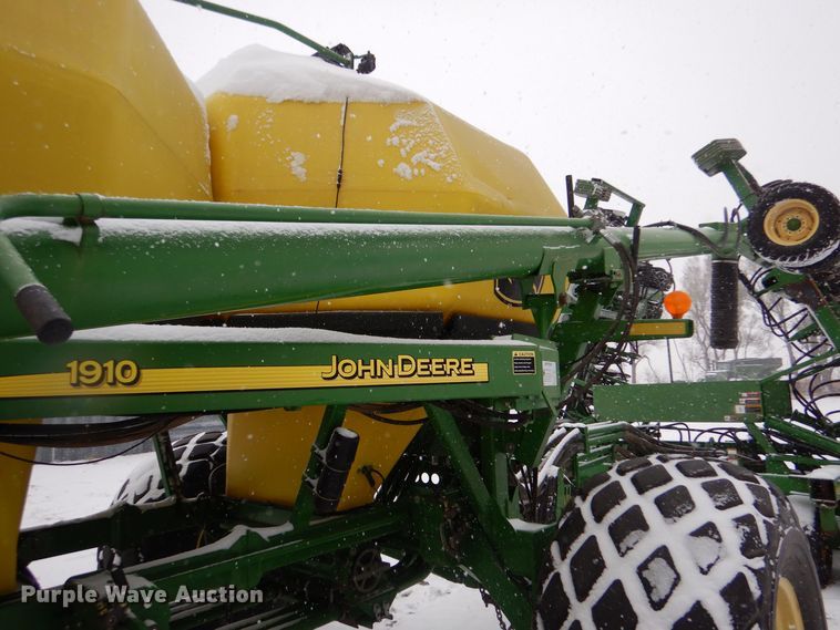 image for item MT9845 2004 John Deere 1890  air seeder