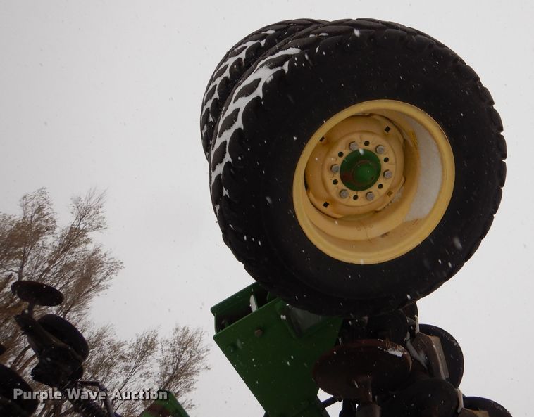 image for item MT9845 2004 John Deere 1890  air seeder