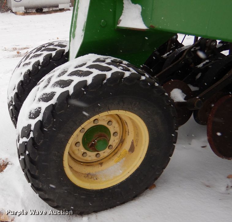 image for item MT9845 2004 John Deere 1890  air seeder