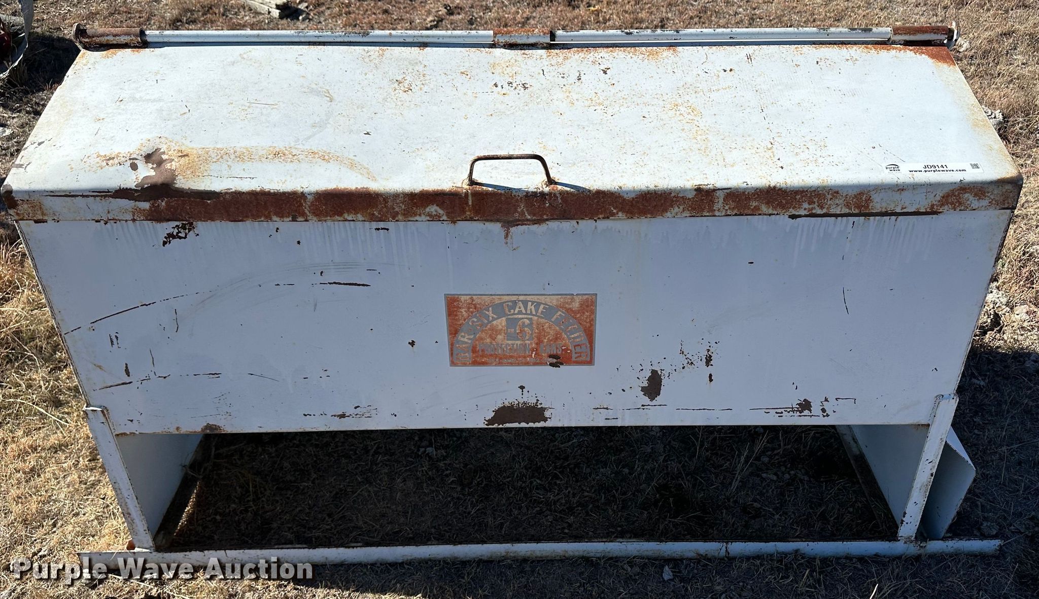 BarSix cake feeder in Jennings, KS Item JD9141 sold Purple Wave