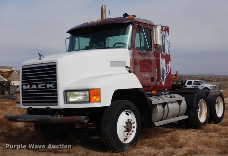 image for item DF8188 1997 Mack CH613  semi truck