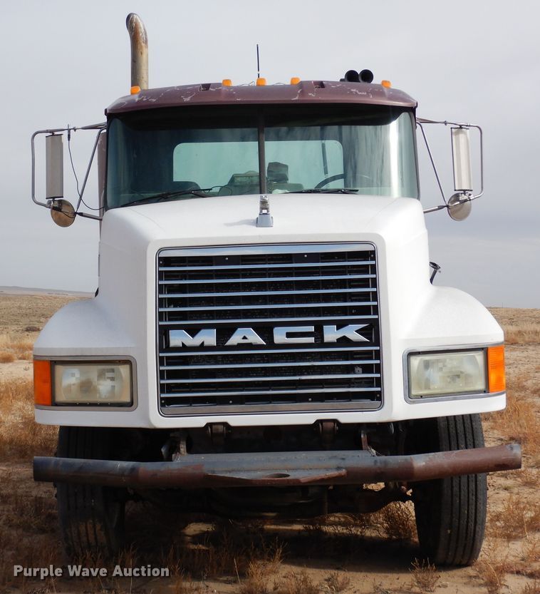 image for item DF8188 1997 Mack CH613  semi truck