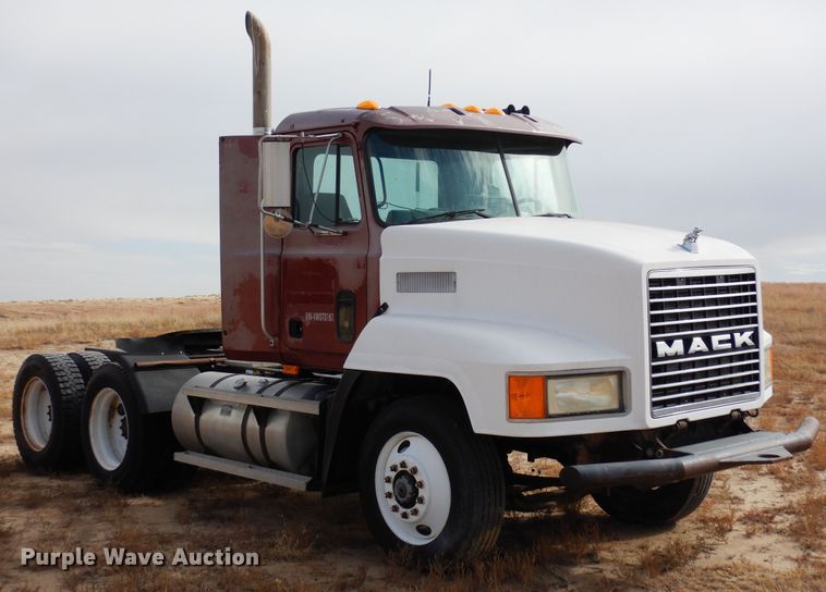 image for item DF8188 1997 Mack CH613  semi truck