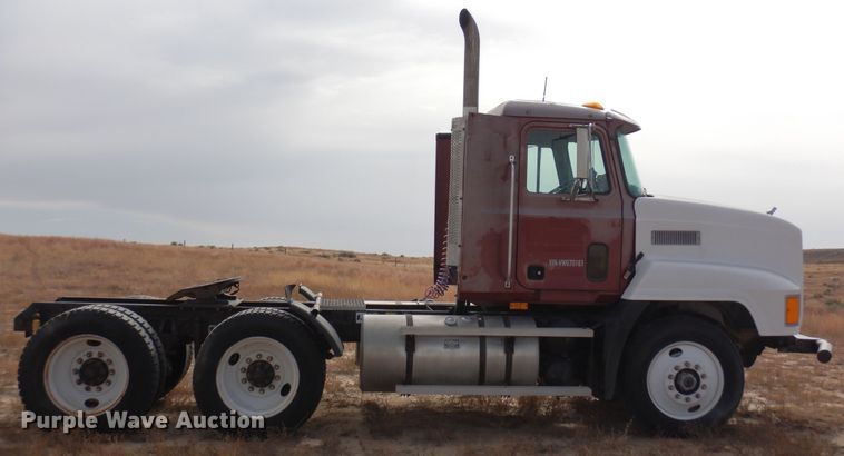 image for item DF8188 1997 Mack CH613  semi truck