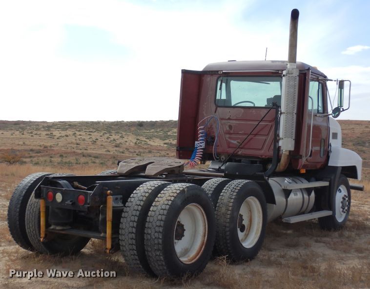 image for item DF8188 1997 Mack CH613  semi truck