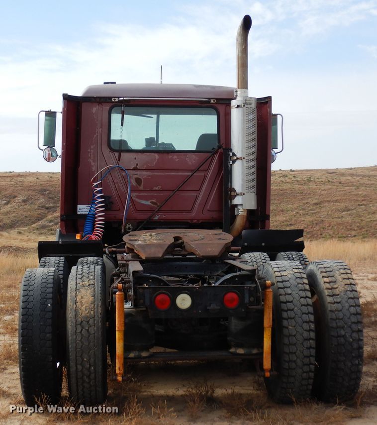 image for item DF8188 1997 Mack CH613  semi truck