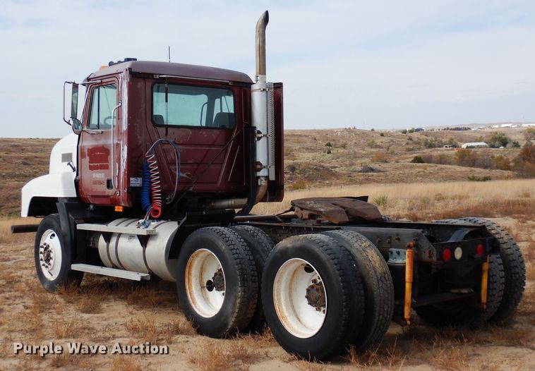 image for item DF8188 1997 Mack CH613  semi truck