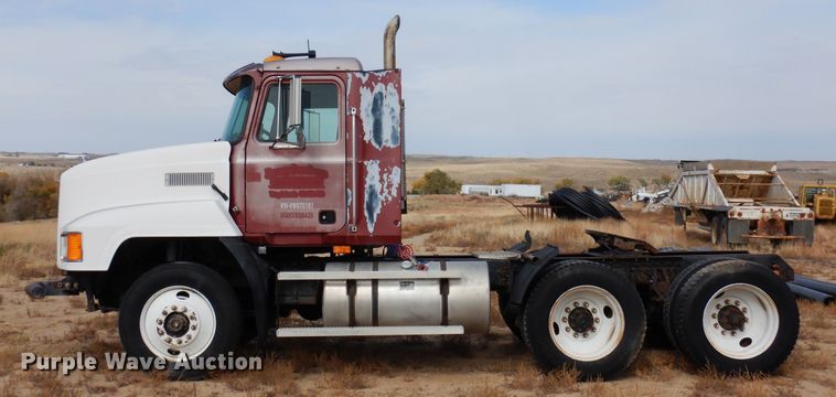 image for item DF8188 1997 Mack CH613  semi truck