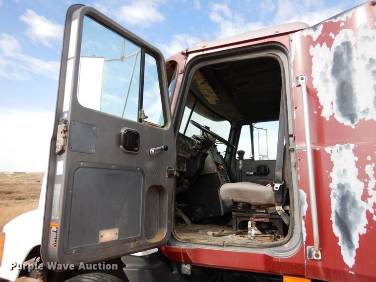 image for item DF8188 1997 Mack CH613  semi truck