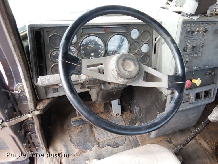 image for item DF8188 1997 Mack CH613  semi truck