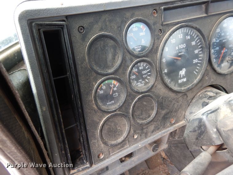 image for item DF8188 1997 Mack CH613  semi truck