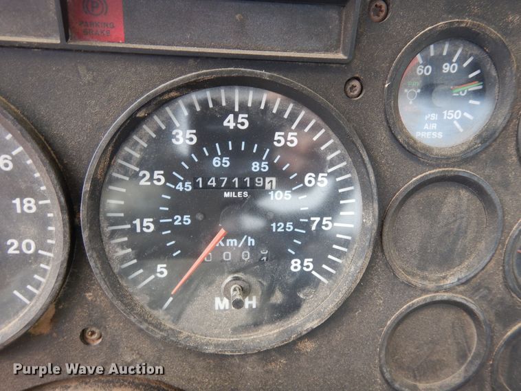 image for item DF8188 1997 Mack CH613  semi truck