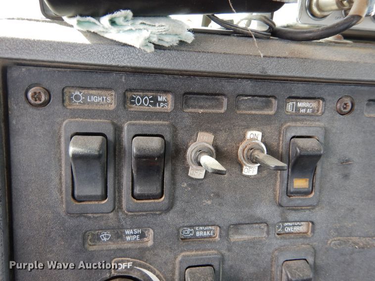 image for item DF8188 1997 Mack CH613  semi truck