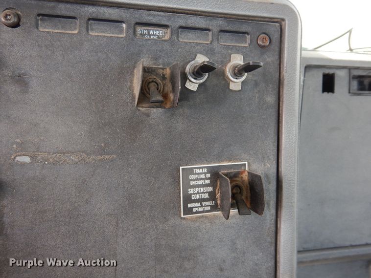 image for item DF8188 1997 Mack CH613  semi truck