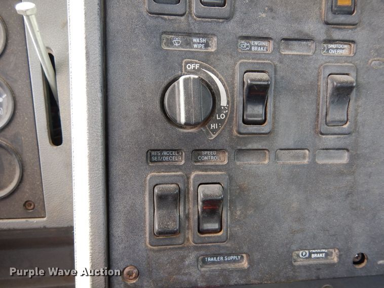 image for item DF8188 1997 Mack CH613  semi truck