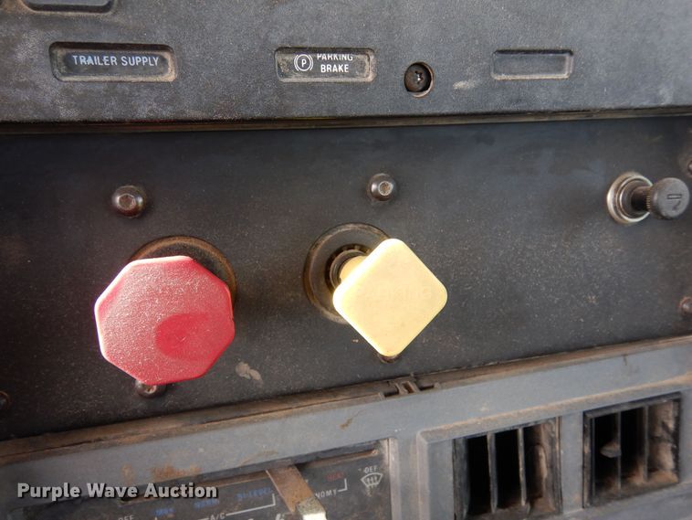 image for item DF8188 1997 Mack CH613  semi truck