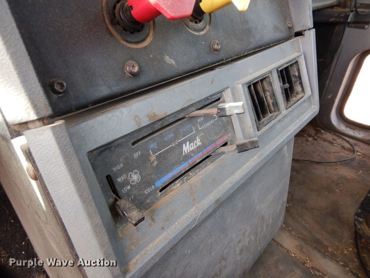 image for item DF8188 1997 Mack CH613  semi truck