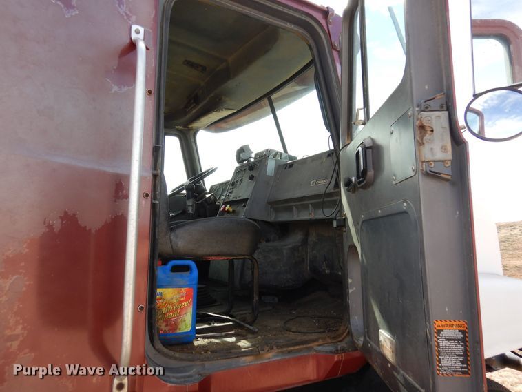 image for item DF8188 1997 Mack CH613  semi truck