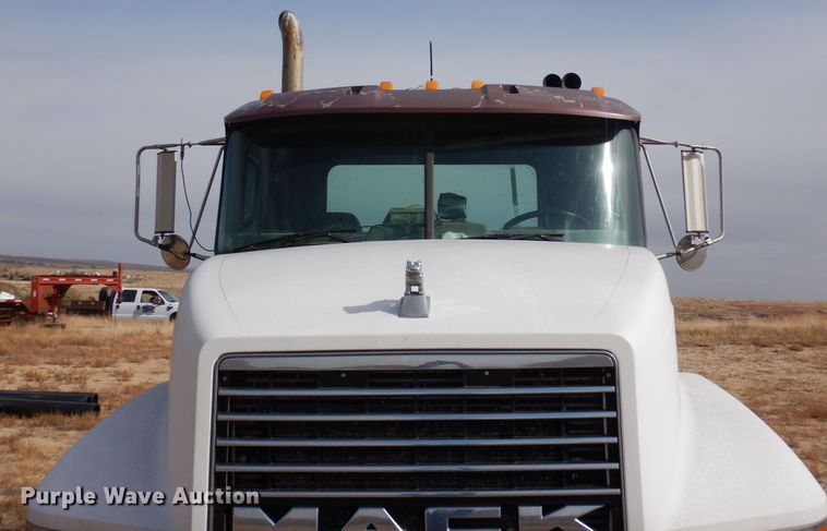 image for item DF8188 1997 Mack CH613  semi truck