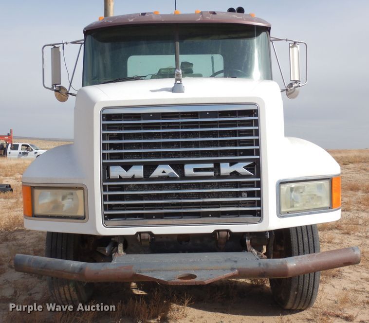 image for item DF8188 1997 Mack CH613  semi truck