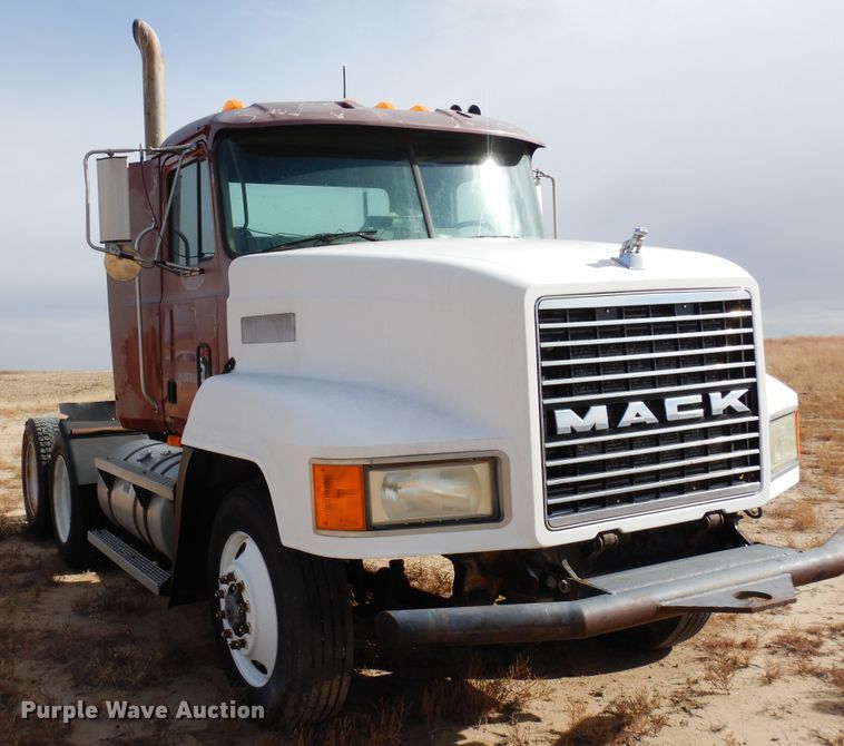 image for item DF8188 1997 Mack CH613  semi truck
