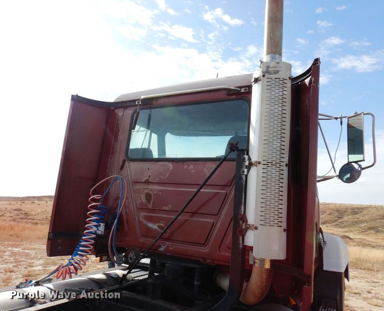 image for item DF8188 1997 Mack CH613  semi truck