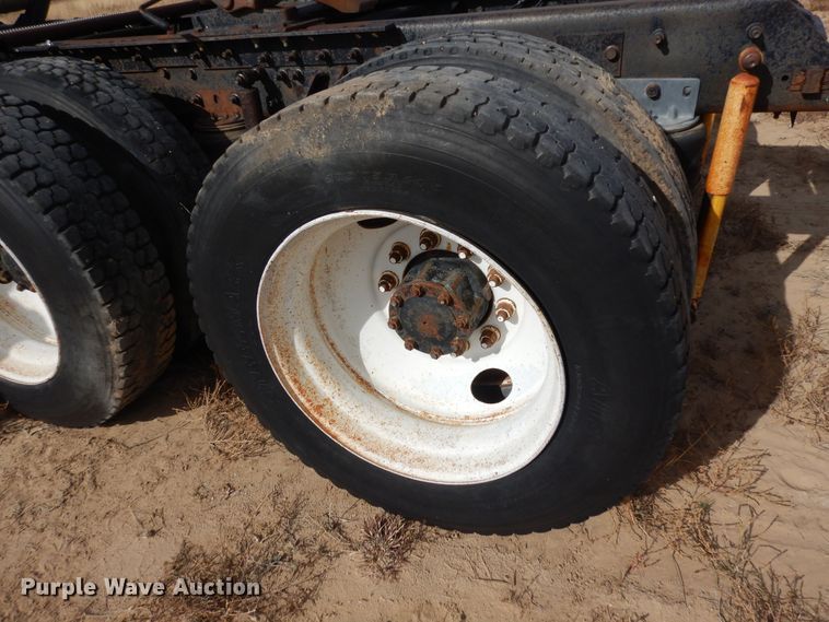 image for item DF8188 1997 Mack CH613  semi truck