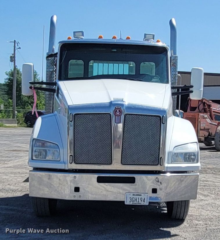 image for item DM4181 2015 Kenworth T880  semi truck