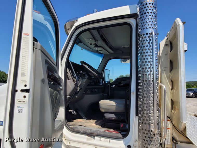image for item DM4181 2015 Kenworth T880  semi truck