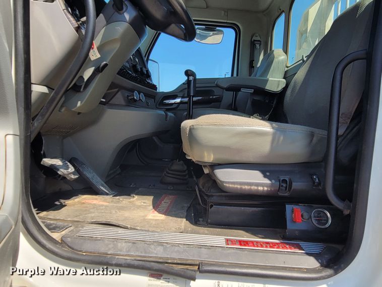 image for item DM4181 2015 Kenworth T880  semi truck